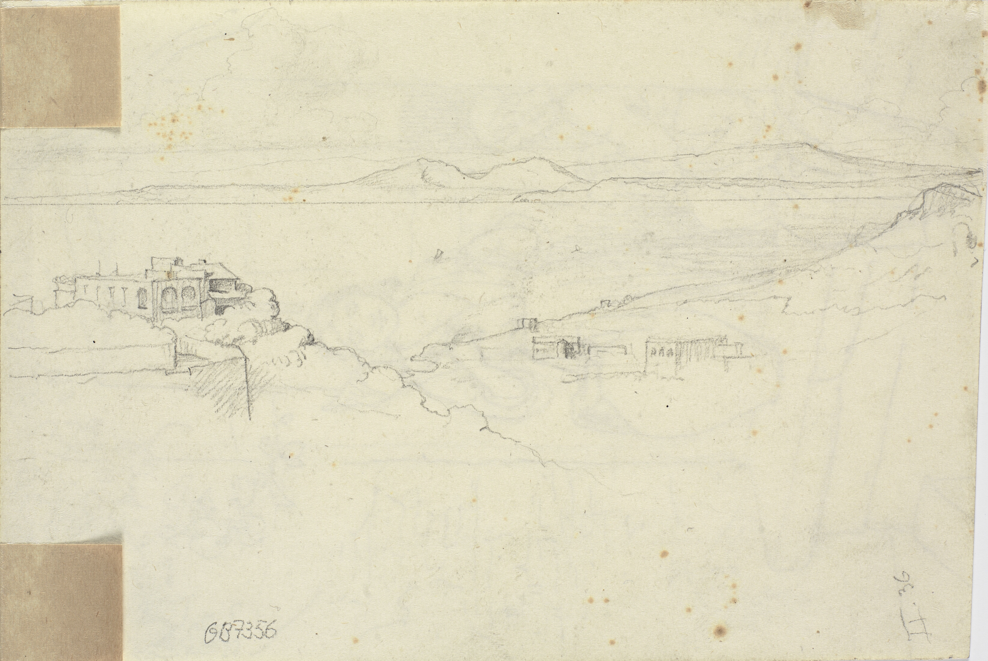 By og bjerge ved en sø